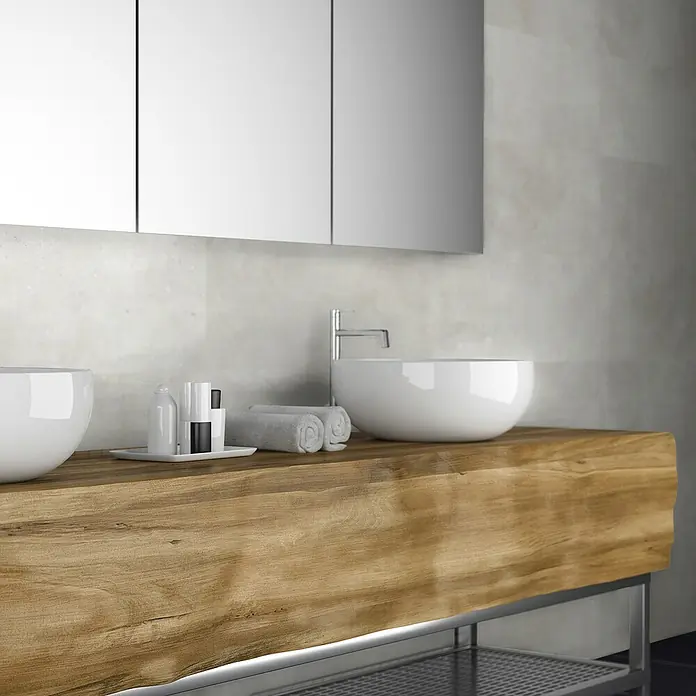 Revêt Wandpaneel SPC Wall - 1.200 x 600 mm, Beige - Moderne Badezimmereinrichtung mit Spiegel, Holztischplatte und stilvollen Waschbecken für ein elegantes Ambiente.