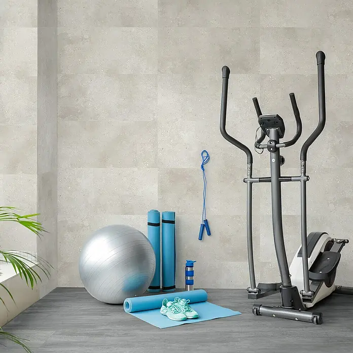Revêt Wandpaneel SPC Wall - 1.200 x 600 mm, Beige - Ein Trainingsraum mit einem Ellipsentrainer, Yogamatte, Gymnastikball und Springseil, ideal für das Training zu Hause.