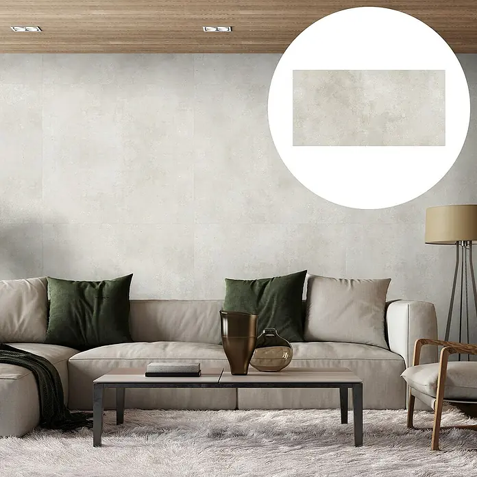 Revêt Wandpaneel SPC Wall - 1.200 x 600 mm, Beige - Wandpaneel-Detail in einem modernen Wohnzimmer. Die cremefarbenen Wandpaneele ergänzen das minimalistische Design und schaffen eine ruhige Atmosphäre.