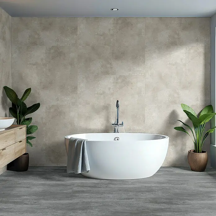 Revêt Wandpaneel SPC Wall - 1.200 x 600 mm, Beige - Badezimmer mit freistehender Badewanne, Holzeitel und Zimmerpflanzen für eine entspannende Atmosphäre.
