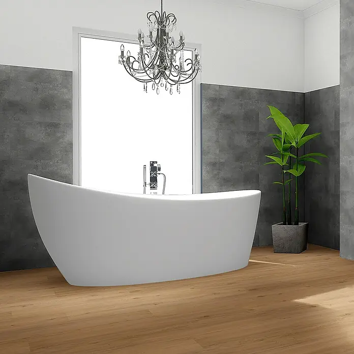 Revêt Wandpaneel SPC Wall - 1.200 x 600 mm, Beton Grau - Elegante freistehende Badewanne in einem luxuriösen Badezimmer mit grauen Akzenten und Parkettboden. Die Badewanne ist ein echter Hingucker.