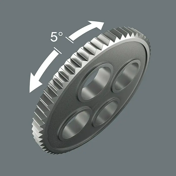 Wera Zyklop Knarre 8000 B Zyklop Speed Black Edition - ⅜″ - Nahaufnahme eines Wera-Getrieberads mit feiner Verzahnung und einer Markierung, die einen Winkel von 5 Grad anzeigt.