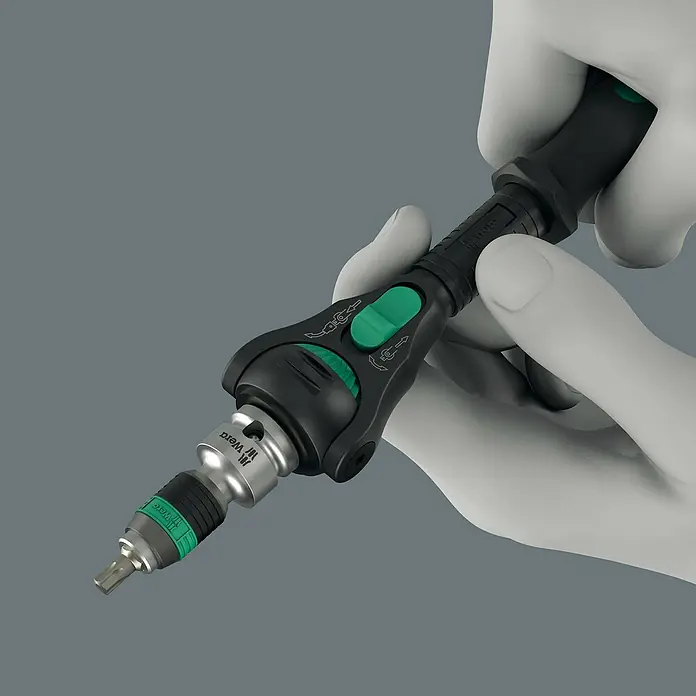 Wera Zyklop Knarre 8000 B Zyklop Speed Black Edition - ⅜″ - Abbildung eines Wera-Ratschenschraubendrehers mit Bit-Halterung in Händen. Dieses Werkzeug ist ideal für Schraubarbeiten.