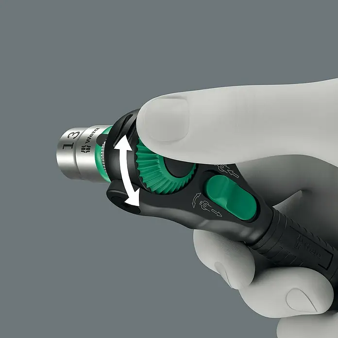 Wera Zyklop Knarre 8000 B Zyklop Speed Black Edition - ⅜″ - Nahaufnahme eines Wera-Werkzeugs mit grünen Akzenten und einer Hand, die es bedient, auf grauem Hintergrund.
