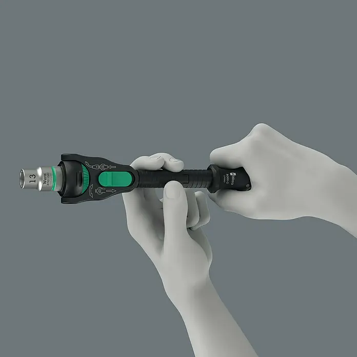 Wera Zyklop Knarre 8000 C Zyklop Speed Black Edition - ½″ - Eine Nahaufnahme eines Wera Zyklop Mini 1 Schraubendrehers in Händen, der Vielseitigkeit und Präzision vereint.