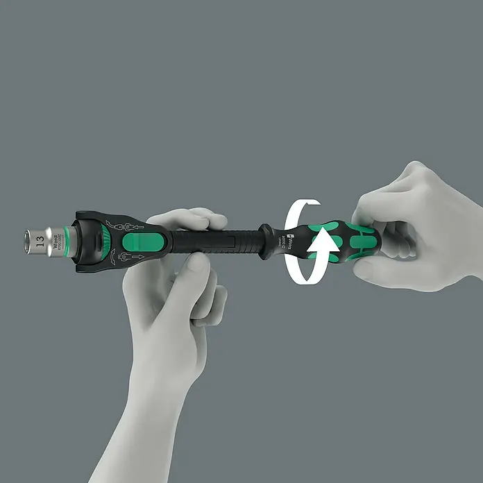 Wera Zyklop Knarre 8000 C Zyklop Speed Black Edition - ½″ - Ein Wera-Werkzeug, das in den Händen gehalten und gedreht wird. Ideal für präzise Schraubarbeiten mit variablen Aufsätzen.