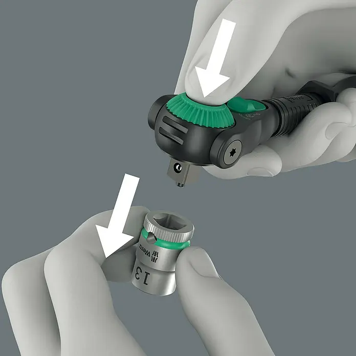 Wera Zyklop Knarre 8000 B Zyklop Speed Black Edition - ⅜″ - Das Bild zeigt einen Wera Zyklop Mini Knarrenschlüssel und eine Stecknuss, die in einer Hand gehalten werden. Die Werkzeuge sind bereit für den Einsatz.