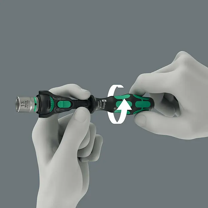 Wera Zyklop Knarre 8000 A Zyklop Speed Black Edition - ¼″ - Wera Zyklop Mini 8000 A Knarre in Aktion, demonstriert Drehung. Kompaktes Werkzeug für enge Räume.