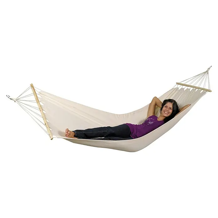 Amazonas Hängemattengestell Kronos - L x B x H: 358 x 113 x 105 cm, Holz, Naturbraun - Frau entspannt sich in einer hellen Tuchhängematte mit Holzspreizstäben. Die Hängematte bietet Komfort und Entspannung im Freien.