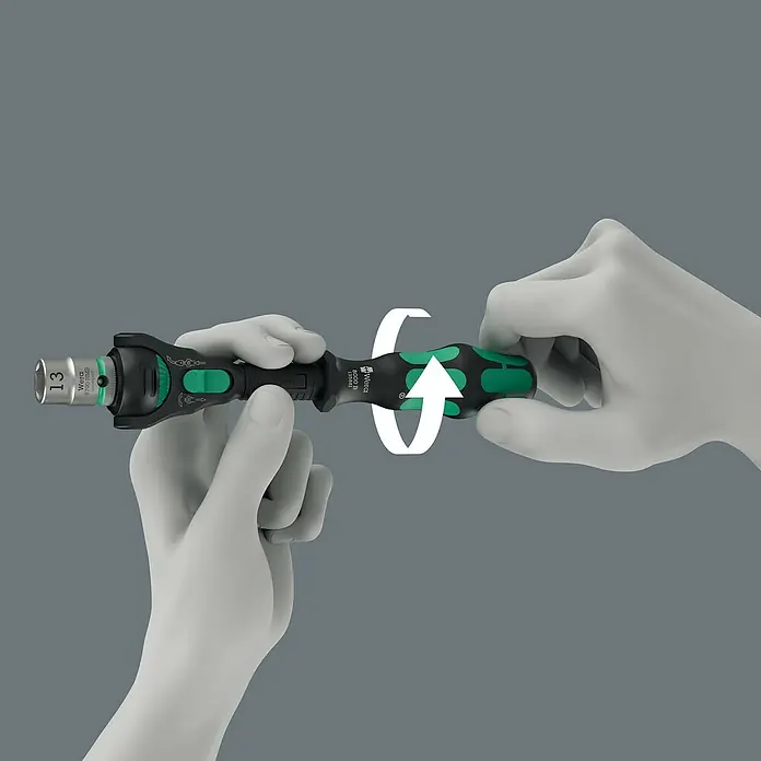 Wera Zyklop Knarre 8000 B Zyklop Speed Black Edition - ⅜″ - Eine Wera Knarre wird von zwei Händen gedreht. Der Schraubenschlüssel hat einen ergonomischen Griff und ist für schwer zugängliche Stellen geeignet.