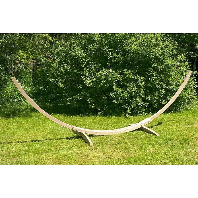 Amazonas Hängemattengestell Kronos - L x B x H: 358 x 113 x 105 cm, Holz, Naturbraun - Diese Nahaufnahme zeigt einen freistehenden Hängemattenständer aus Holz im Freien, perfekt zum Entspannen im Garten.
