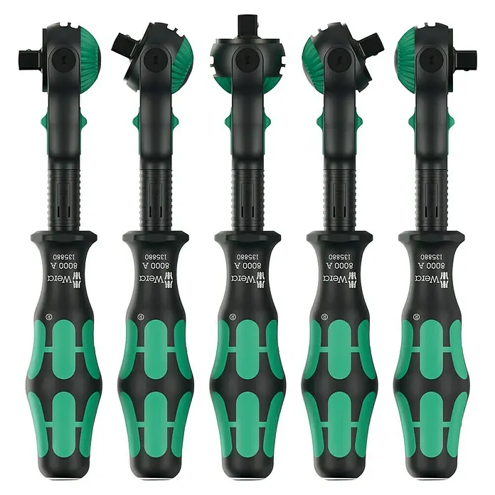 Wera Zyklop Knarre 8000 A Zyklop Speed Black Edition - ¼″ - Das Bild zeigt eine Nahaufnahme von fünf Wera 8000 A Knarren mit grün-schwarzen Griffen vor einem schwarzen Hintergrund.