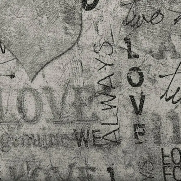 Doppler Gartenmöbel-Auflage Spot - Hochlehner, 118 x 48 x 5 cm, Baumwoll-Polyester-Mischgewebe, Herzen Grau - Nahaufnahme des Textilmusters mit den Wörtern "Love", "Always", Herz und Pfeil, eine stilvolle und aussagekräftige Gestaltung.