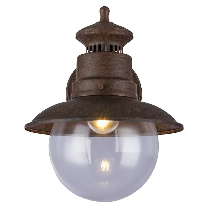 Globo Außenwandleuchte Sella - 60 W, Rostfarben, IP44 - Nahaufnahme einer Vintage-Außenwandleuchte mit einer klaren Glaskugel und einem warmen Schein. Das Gehäuse ist in einem verwitterten Bronze-Finish gehalten.
