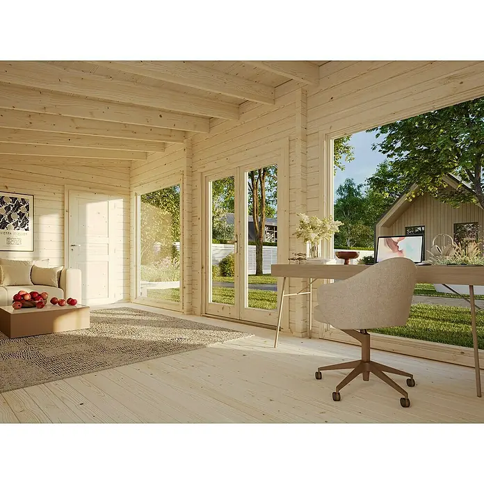 Palmako Gartenhaus Heidi - Außenmaß inkl. Dachüberstand (B x T): 885 x 393 cm, Holz, Natur - Ein helles, modernes Holzbüro mit Schreibtisch und Stuhl vor einem Fenster mit Blick ins Grüne bietet einen inspirierenden Arbeitsplatz.