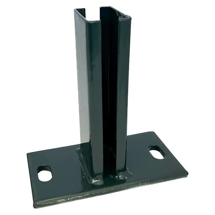 FA-Bausysteme Standfuß Eco kurz - Passend für: 40 x 60 mm Pfosten, Anthrazit - Bild eines dunkelgrünen Regalsäulenfußes mit zwei Löchern für die Bodenbefestigung zur Stabilisierung.