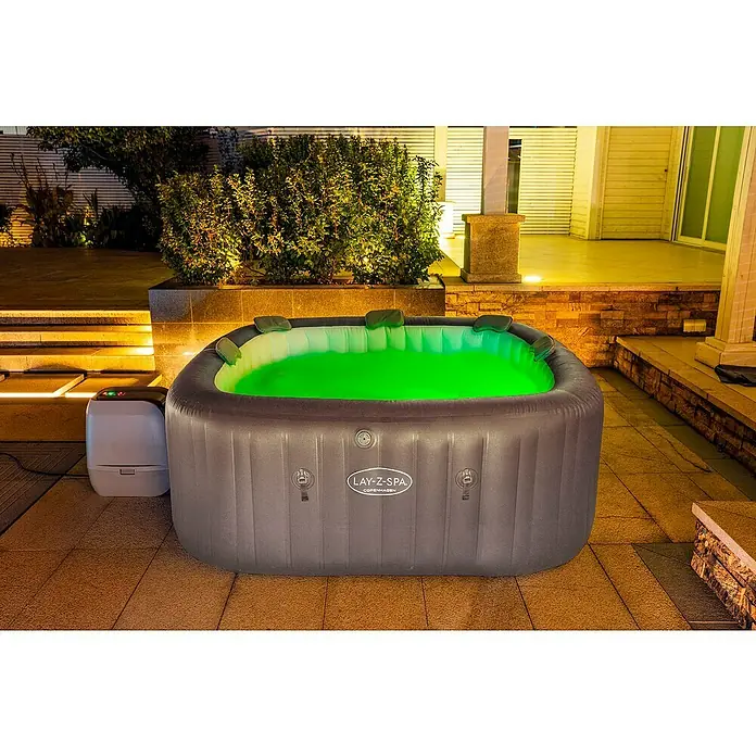 Bestway Lay-Z-Spa Mobil-Whirlpool Copenhagen Hydrojet - L x B x H: 201 x 201 x 80 cm, Grau, 1.050 l - Lay-Z-Spa Copenhagen Hot Tub im Garten bei Nacht, gefüllt mit grünem Wasser. Entspannung pur im beleuchteten Whirlpool.