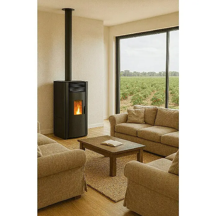 Estufa de pellets canalizable Gyda - 13,8 kW, Volumen de calefacción: 320 m³, Negro - Salón con estufa de pellets negra que irradia calor, acompañada de una vista al campo.