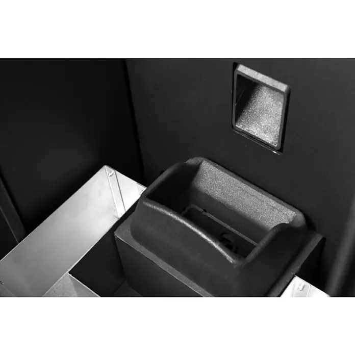 Estufa de pellets canalizable Gyda - 13,8 kW, Volumen de calefacción: 320 m³, Blanco - Primer plano de un contenedor metálico negro con apertura rectangular, posiblemente parte de una estufa o sistema de calefacción.