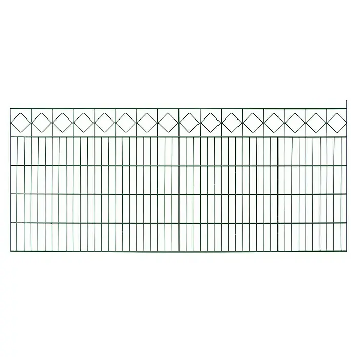 FA-Bausysteme Mattenzaun Schmuckzaun Karo 6/5/6 mm - 200,8 x 83 cm, Moosgrün - Ein grüner Metallzaun mit Rautenmuster und vertikalen Streben bietet Sicherheit und dekorative Elemente für den Garten.