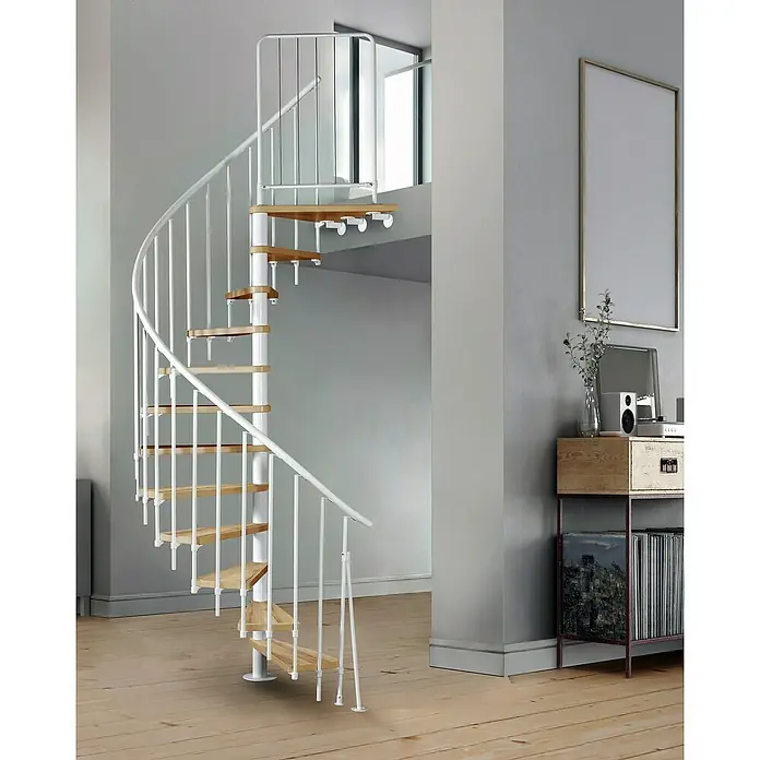 Atrium Spindeltreppe Novo - Farbton Metall: RAL 9003, Durchmesser: 140 cm, Eiche, Geschosshöhe: 271,4 cm - 313,5 cm - Eine elegante Wendeltreppe aus Holz und Metall in einem hellen, modernen Interieur. Das minimalistische Design fügt sich nahtlos in den Raum ein.