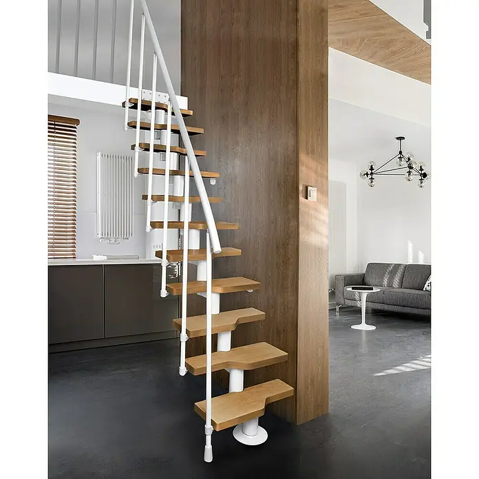 Atrium Raumspartreppe Mini - Farbton Metall: RAL 9003, Breite: 60 cm, Buche, Geschosshöhe: 222 cm - 300 cm - Bild einer modernen Treppe mit Holzstufen und weißen Geländern in einem stilvollen Interieur. Die Treppe ist ein echter Hingucker.
