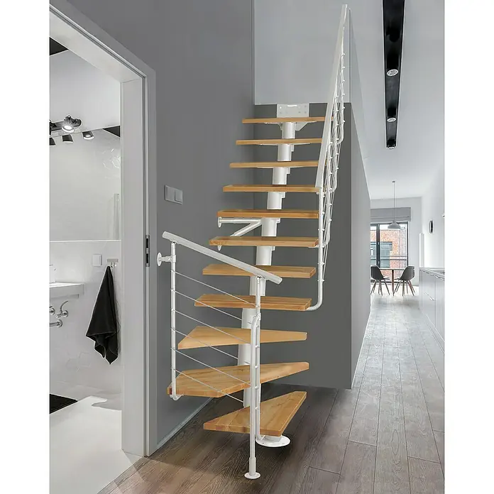Atrium Mittelholmtreppe Dixi Plus - Farbton Metall: RAL 9003, Breite: 70 cm, Buche, 1/4-gewendelt, Geschosshöhe: 222 cm - 300 cm - Elegante Wendeltreppe mit Holzstufen und weißem Geländer. Die Treppe fügt sich stilvoll in das moderne Interieur ein.
