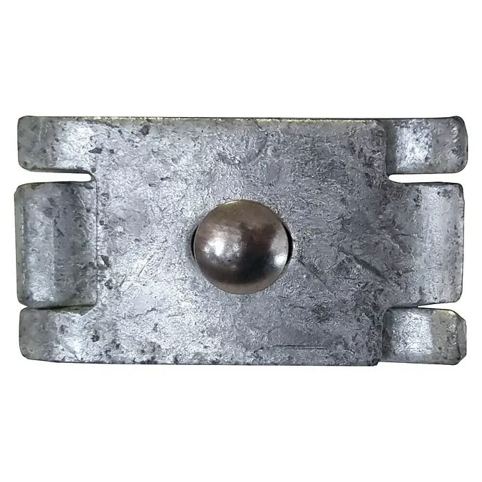 FA-Bausysteme Verbinder flach Eco - Silber, Passend für: Doppelstabmattenzäune - Nahaufnahme eines Metallclips mit einem runden Knopf in der Mitte, der eine robuste und zuverlässige Befestigungslösung darstellt.