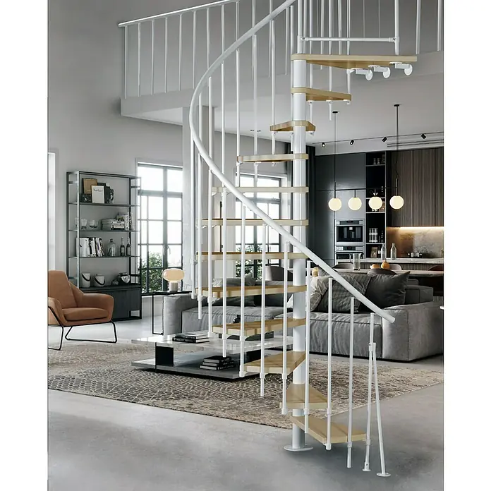 Atrium Spindeltreppe Novo - Farbton Metall: RAL 9003, Durchmesser: 120 cm, Buche, Geschosshöhe: 271,4 cm - 313,5 cm - Elegante Wendeltreppe mit Holzstufen und weißem Geländer in modernem Wohnraum. Das Design ist platzsparend und stilvoll.