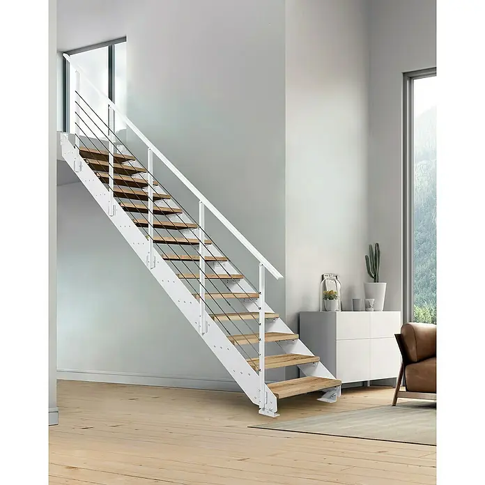 Atrium Wangentreppe Prosto Loft - Farbton Metall: RAL 9003, Breite: 80 cm, Eiche, Geschosshöhe: 247,5 cm - 285 cm - Helle Treppe mit Holzstufen und einem weißen Geländer mit Stahlseilen in einem modernen Haus.