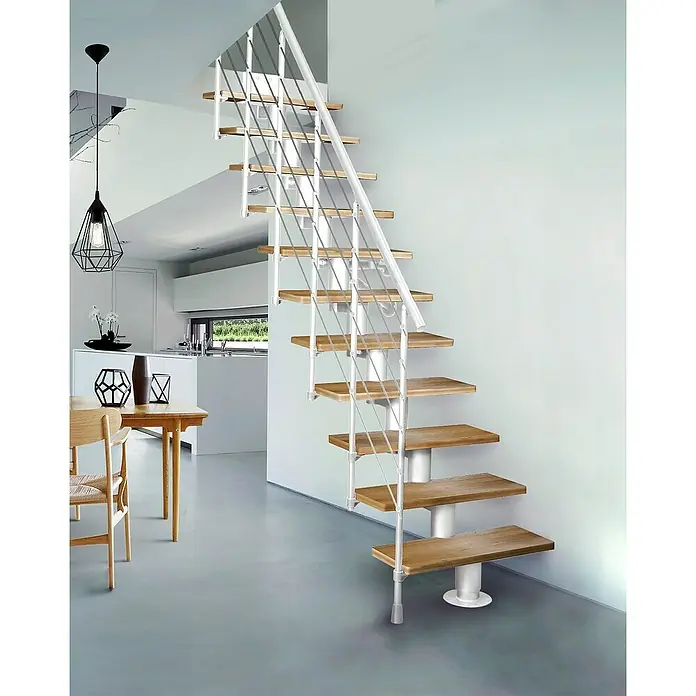 Atrium Mittelholmtreppe Dixi - Farbton Metall: RAL 9003, Breite: 70 cm, Buche, Gerade, Geschosshöhe: 222 cm - 300 cm - Moderne Treppe mit Holzstufen und weißem Metallgeländer in einem hellen Wohnraum. Die Treppe ist ein echter Hingucker im minimalistischen Design.