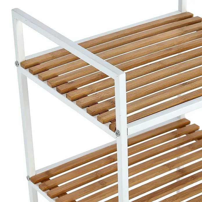 Zeller Present Badregal - L x B x H: 33 x 39 x 95 cm, Farbe: Weiß, Bambus - Nahaufnahme eines Schuhregals aus Bambus mit weißem Metallrahmen, das Stil und Funktionalität vereint.
