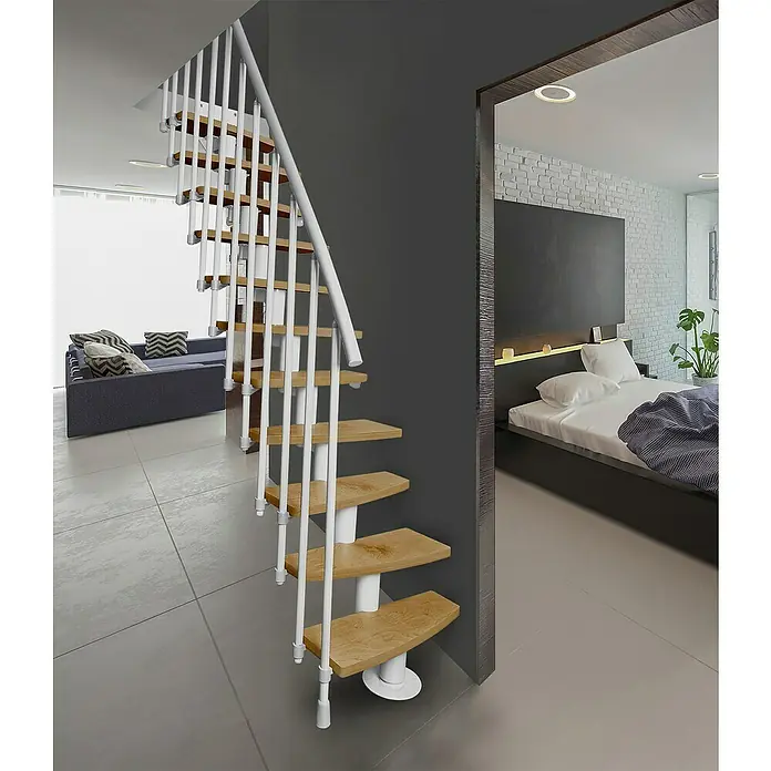 Atrium Raumspartreppe Mini Plus Vertical - Farbton Metall: RAL 9003, Breite: 60 cm, Buche, Geschosshöhe: 222 cm - 300 cm - Diese Aufnahme zeigt eine elegante Wendeltreppe aus Holz und Metall, die sich stilvoll in ein modernes Interieur einfügt.