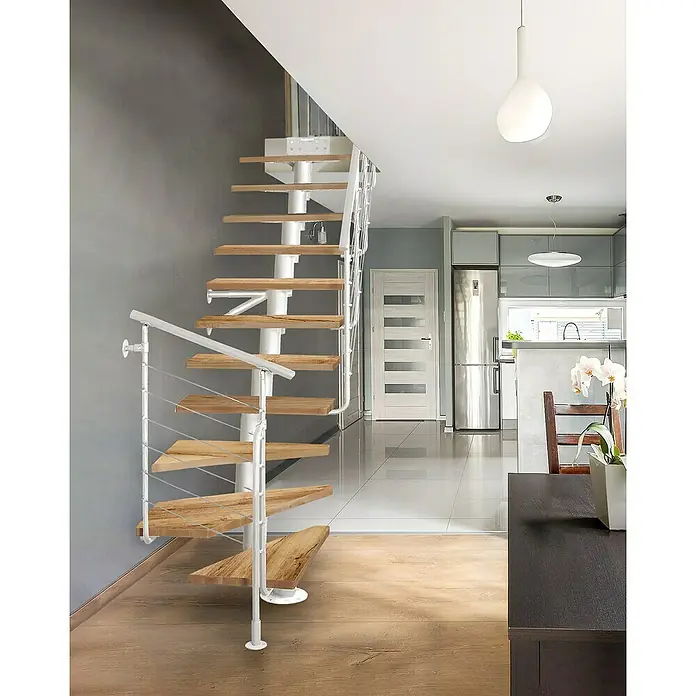 Atrium Mittelholmtreppe Dixi Plus - Farbton Metall: RAL 9003, Breite: 70 cm, Eiche, 1/4-gewendelt, Geschosshöhe: 222 cm - 300 cm - Die elegante Wendeltreppe mit Holzstufen und weißem Geländer fügt sich nahtlos in das moderne Interieur ein. Ein echter Hingucker!