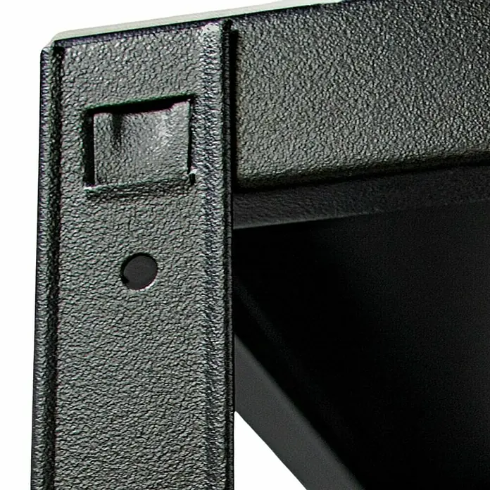 Schulte Metallregal Power Max - H x B x T: 190 x 100 x 40 cm, Traglast pro Boden: 65 kg, Anzahl Böden: 4 Stk., Stecken, Schwarz - Detailaufnahme eines schwarzen Metallrahmens mit Öffnungen.