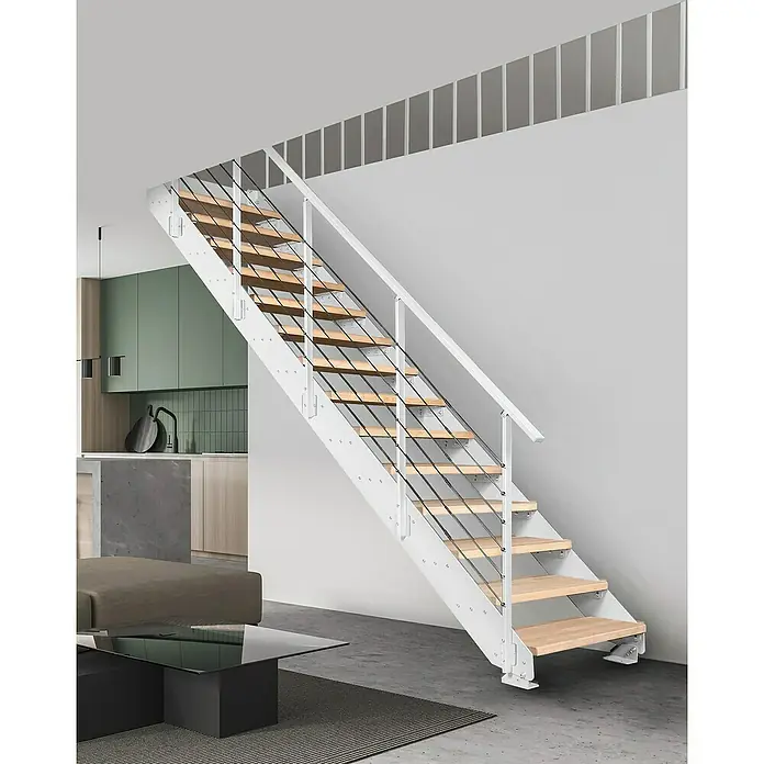 Atrium Wangentreppe Prosto Loft - Farbton Metall: RAL 9003, Breite: 80 cm, Buche, Geschosshöhe: 247,5 cm - 285 cm - Eine moderne Treppe mit weißen Wangen, Holzstufen und horizontalen Edelstahlgeländern in einem hellen, minimalistischen Interieur.