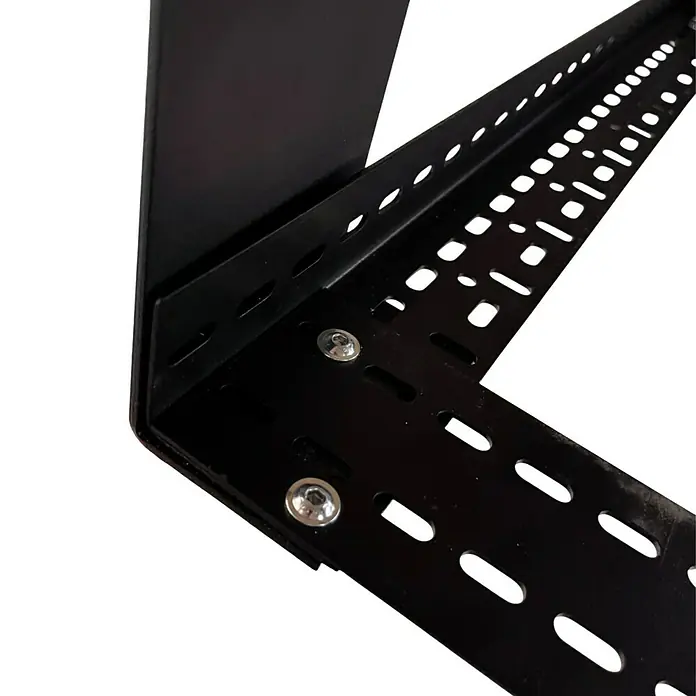 Schulte Regal Deckenregal Vario - L x B x H: 60 x 40 x 32 cm, 2 Stk., Schwarz - Nahaufnahme einer schwarzen Rack-Winkelhalterung mit Löchern und silbernen Schrauben. Sie ist für Server-Racks geeignet.