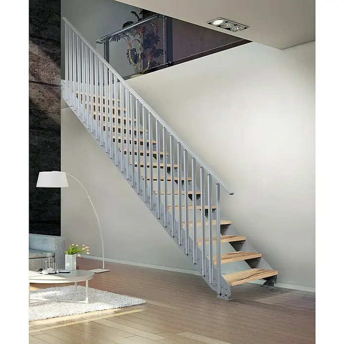 Atrium Wangentreppe Prosto Vertical - Farbton Metall: RAL 9006, Breite: 80 cm, Eiche, 27 Geländerpfosten, Geschosshöhe: 247,5 cm - 285 cm - Eine moderne Treppe mit silberfarbenem Geländer und Holzstufen in einem hellen Innenraum.