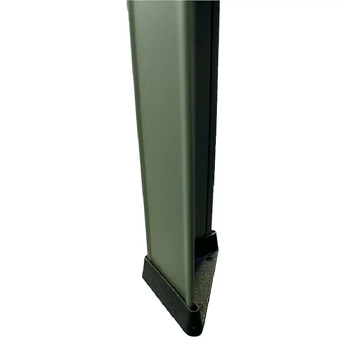 Schulte Metallregal Power Max - H x B x T: 190 x 100 x 40 cm, Traglast pro Boden: 65 kg, Anzahl Böden: 5 Stk., Stecken, Grau-Grün - Nahaufnahme eines grünen Metallpfostens mit schwarzer Gummiauflage. Er präsentiert ein robustes und widerstandsfähiges Design.