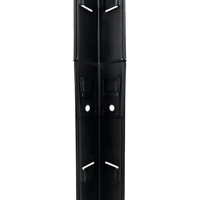 Schulte Metallregal Power Max - H x B x T: 190 x 100 x 40 cm, Traglast pro Boden: 65 kg, Anzahl Böden: 4 Stk., Stecken, Schwarz - Nahaufnahme eines schwarzen Stahlpfostens, der für Stabilität und Haltbarkeit im Bauwesen konzipiert ist. Seine robuste Konstruktion bietet zuverlässigen Halt.