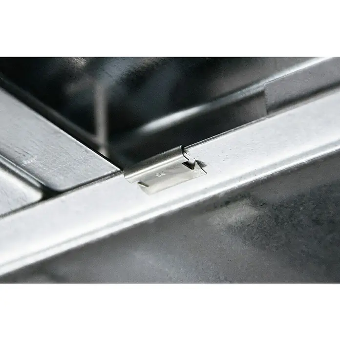 Schulte Metallregal Weitspannregal - H x B x T: 180 x 143 x 50 cm, Traglast pro Boden: 175 kg, Anzahl Böden: 4 Stk., Silber - Nahaufnahme einer Metallschiene, die mit einer Klammer befestigt ist, zur Verbindung oder Befestigung. Silberne Farbe und industrielle Ausführung.