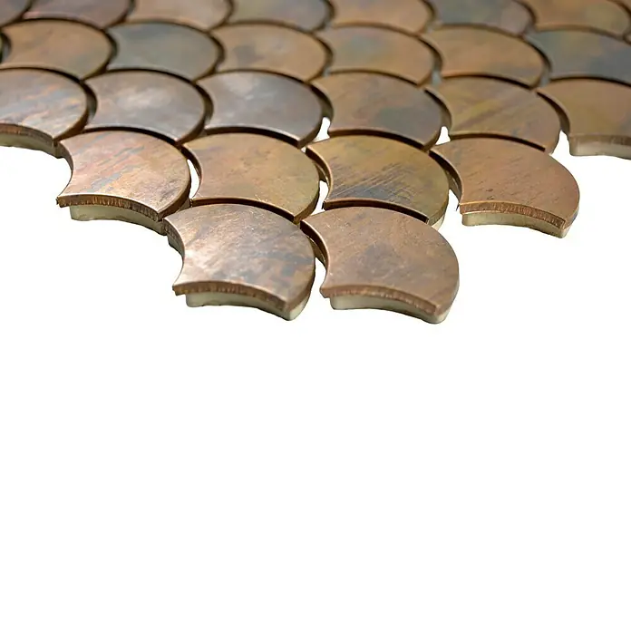 Mosaikfliese Fächer XK FS 46 - 28,3 x 29,2 cm, Kupfer, Matt - Nahaufnahme von fächerförmigen bronzefarbenen Mosaikfliesen, die ein einzigartiges und strukturiertes Designelement schaffen.