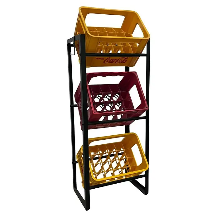 Schulte Getränkekistenregal - H x B x T: 115 x 32 x 57 cm, Anzahl Böden: 3 Stk., Stecken, Schwarz - Ein Regal mit drei Ebenen, jede mit einem Coca-Cola-Kasten in Gelb oder Rot, ideal zur Aufbewahrung und Präsentation von Produkten.