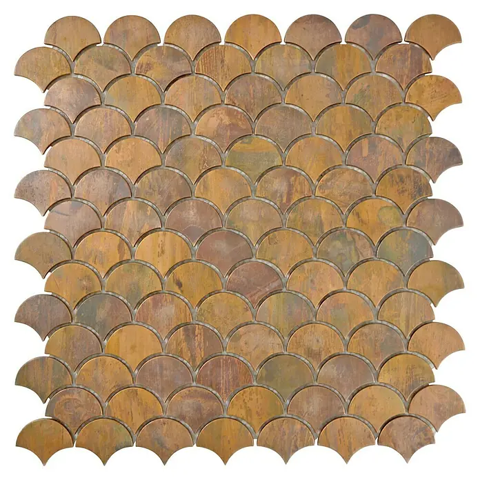 Mosaikfliese Fächer XK FS 46 - 28,3 x 29,2 cm, Kupfer, Matt - Detailaufnahme eines Mosaiks mit schuppenförmigen, kupferfarbenen Fliesen, die ein rustikales und elegantes Muster bilden.