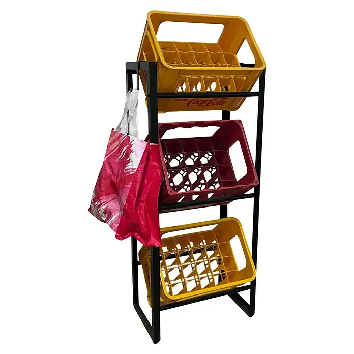 Schulte Getränkekistenregal - H x B x T: 115 x 32 x 57 cm, Anzahl Böden: 3 Stk., Stecken, Schwarz - Produktaufnahme eines schwarzen Metallregals mit drei schräg eingesetzten, farbigen Getränkekisten, wobei eine Einkaufstüte seitlich hängt.