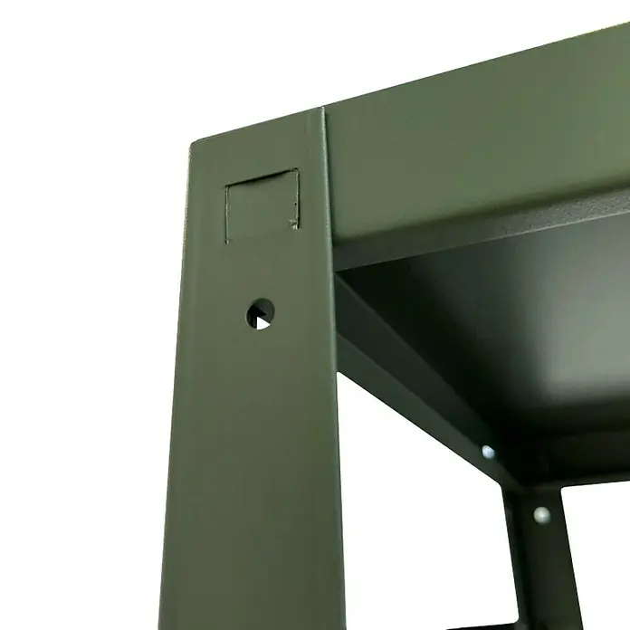 Schulte Metallregal Power Max - H x B x T: 190 x 100 x 40 cm, Traglast pro Boden: 65 kg, Anzahl Böden: 5 Stk., Stecken, Grau-Grün - Nahaufnahme eines olivgrünen Metallregals, das robuste und industrielle Designelemente zeigt. Ideal für Lagerung oder Präsentation.