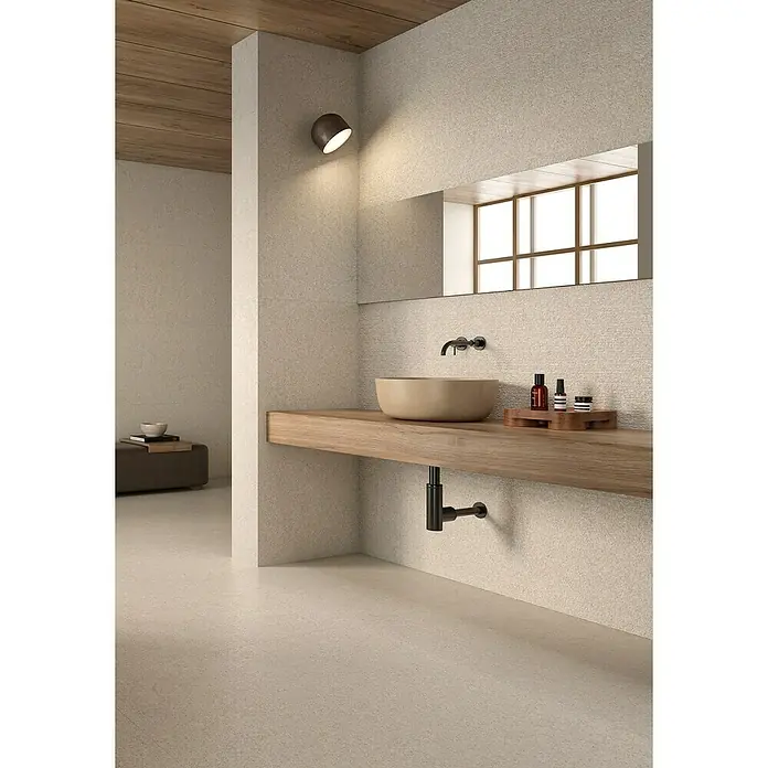 Halcón Pavimento porcelánico Everest Matrix - 60 x 120 cm, Arena, Mate, Rectificado - Elegante baño con lavabo de madera, un lavabo redondo y una lámpara de pared elegante.