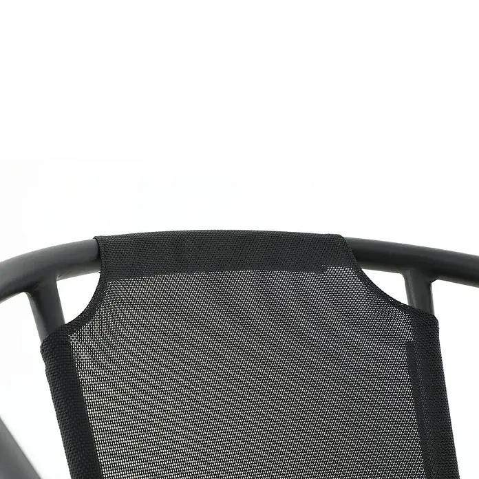 Sunfun Stapelstuhl - B x T x H: 52,5 x 62 x 72,5 cm, Stahl, Textilene, Schwarz - Nahaufnahme eines schwarzen Relaxsessels mit Netzgewebebespannung und einem robusten, dunklen Rahmen. Ideal zum Entspannen im Garten.
