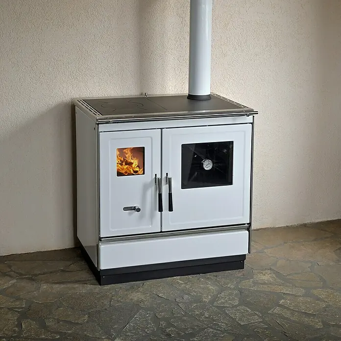 Haas+Sohn Küchenherd HSH 81 - Weiß, Ausführungseigenschaft: Ofen Rechts, 7,4 kW - Ein freistehender Holzherd mit weißer Emaille-Oberfläche und Kochfeld. Der Ofen hat eine Glasscheibe zur Feuerbeobachtung.