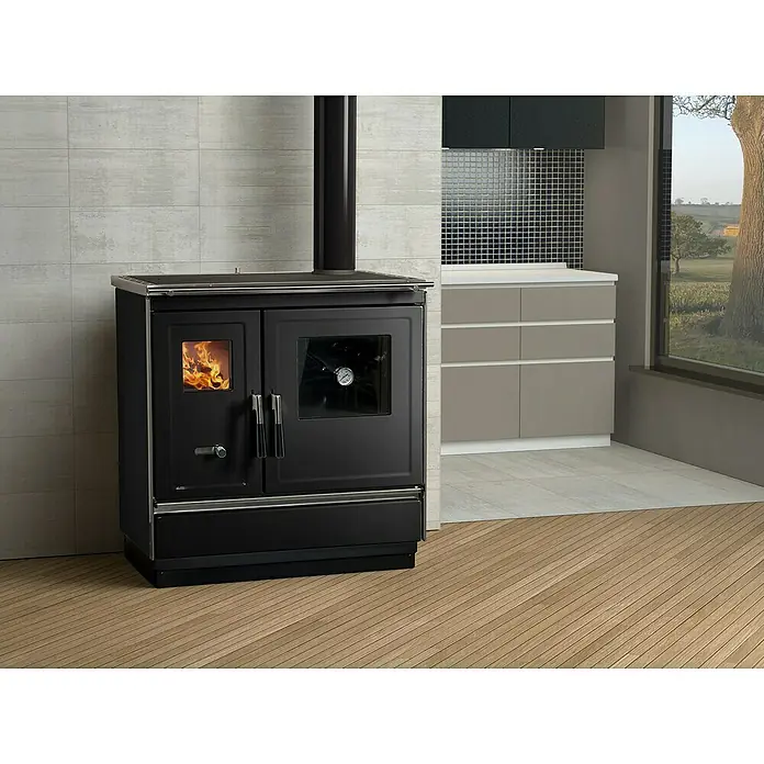 Haas+Sohn Küchenherd HSH 81 - Schwarz, Ausführungseigenschaft: Ofen Rechts, 7,4 kW - Eleganter Holzofen mit Kochfeld und Backofen. Das Modell in Schwarz steht vor einer hellen Wand und einem modernen Küchenbereich.